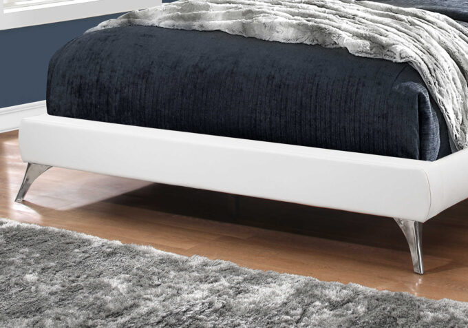 BED - QUEEN SIZE / WHITE LEATHER-LOOK WITH CHROME LEGS - Image 3