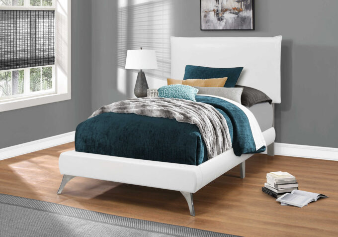 BED - TWIN SIZE / WHITE LEATHER-LOOK WITH CHROME LEGS