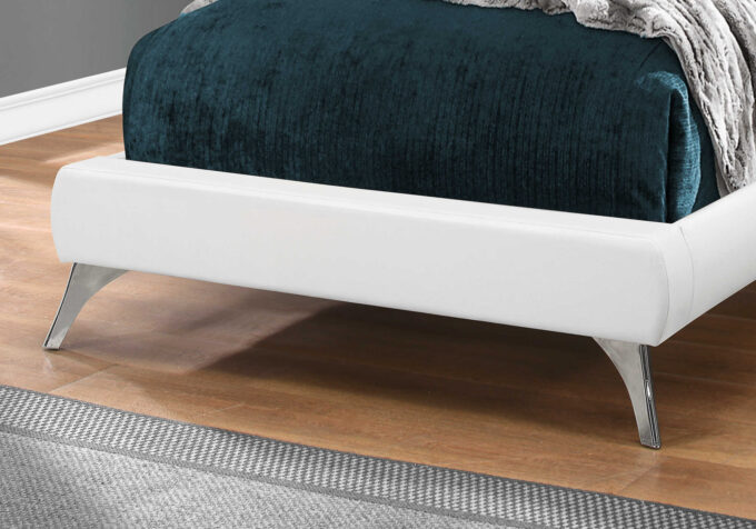 BED - TWIN SIZE / WHITE LEATHER-LOOK WITH CHROME LEGS - Image 3