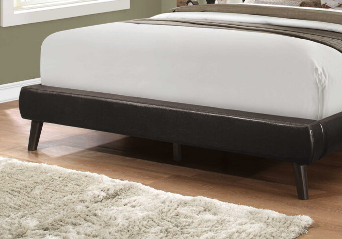 BED - QUEEN SIZE / BROWN LEATHER-LOOK WITH WOOD LEGS - Image 3